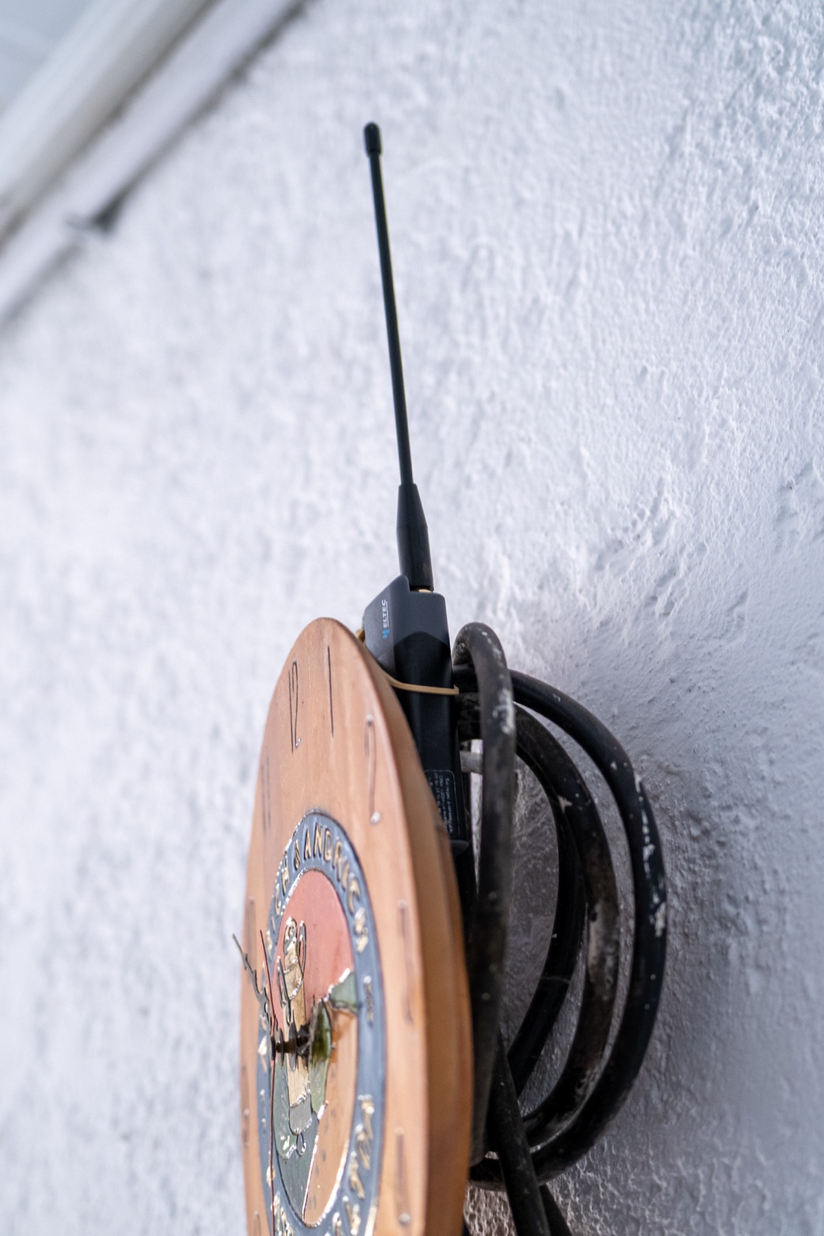 Punto de acceso Wi‑Fi HaLow con su antena en la oficina