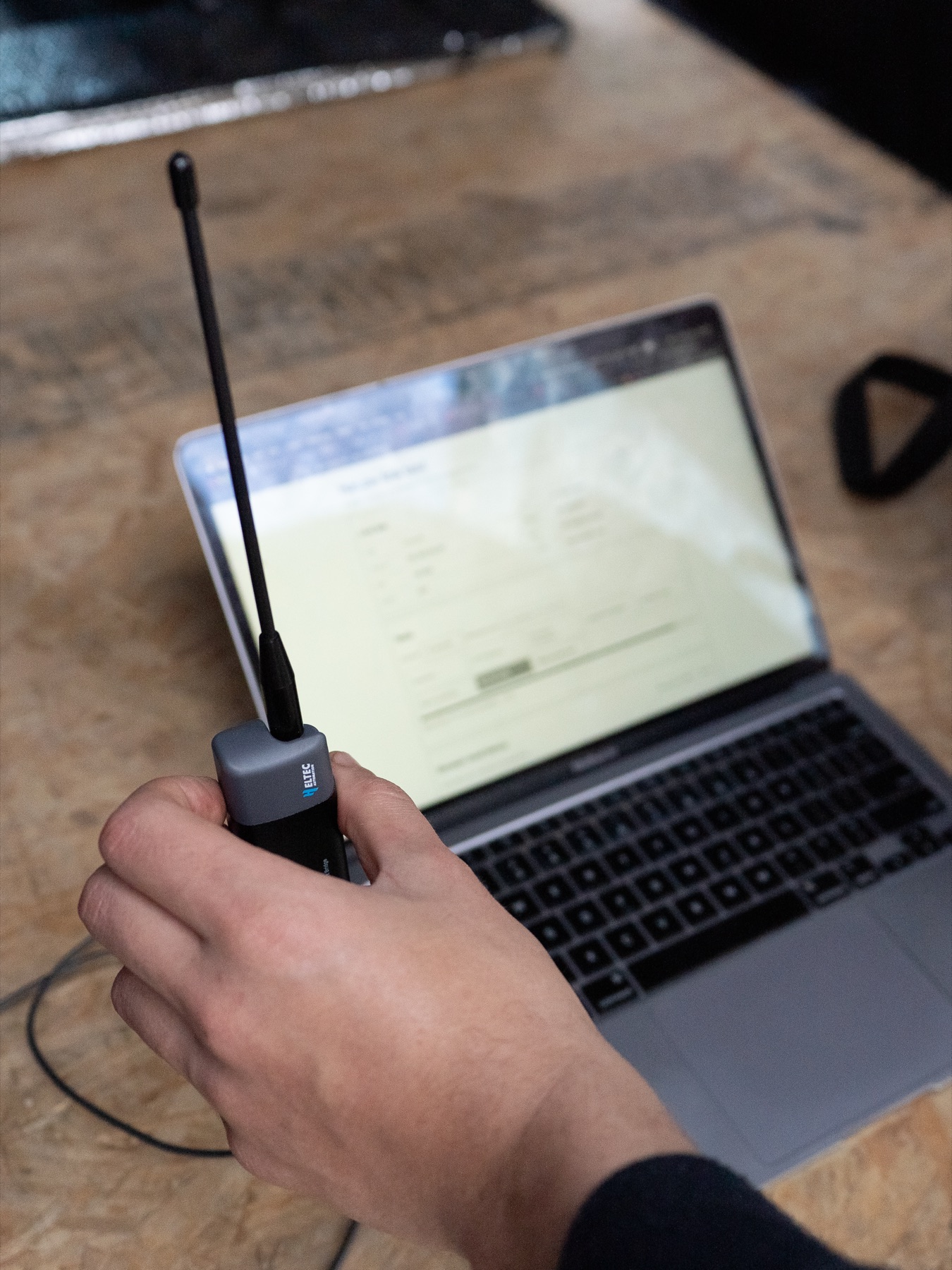 Adaptador Wi-Fi HaLow con antena conectado a una computadora
